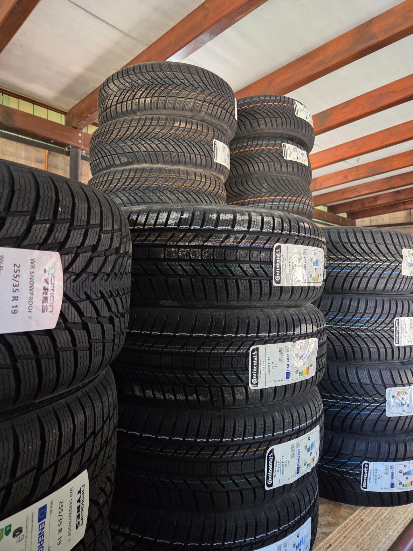 Dunlop 235/60r16 4ks/105e za 1ks
Dunlop 205/60r16 4ks/80e za 1ks
Semperit 215/70r16 2ks /95e za 1ks
✳️✳️✳️✳️✳️✳️✳️✳️✳️✳️✳️✳️✳️✳️✳️
R17
Continental 225/60r17 4ks/ 120e za 1ks
Falken 205/55r17 8ks /90e za 1ks
Hankook 225/55r17 4ks /85e za 1ks
Hankook rs 3 225/50r17 4ks / 95e za 1ks
Continental 225/50r17 6ks/95e za 1ks
Dunlop winter sport 4D 205/45r17 4ks/ 95e za 1ks
Dunlop 235/65r17 4ks/ 120e za 1ks
Semperit 225/65r17 8ks/110e za 1ks
Continental 215/60r17 4ks/115e za 1ks
Dunlop 225/45r17 8ks / 90e za 1ks
Nexen 225/45r17 2ks/ 77e za 1ks
Dunlop 225/55r17 4ks/ 105e za 1ks
Falken 225/60r17 2ks/88e za 1ks
Hankook 225/45r17 4ks/90e za 1ks
Semperit 215/55r17 4ks/110e za 1ks
Dunlop 205/45r17 4ks/110e za 1ks
R18
Semperit grip 5 225/45r18 4ks/ 115e za 1ks
Nokian 215/50r18 4ks/ 110e za 1ks
Nokian 245/40r18 4ks/100e za 1ks
Semperit 225/40r18 4ks/100e za 1ks
Hankook 215/55r18 4ks/105e za 1ks
Hankook 225/45r18 8ks/97e za 1ks
Continental ts870p 215/45r18 4ks/ 120e za 1ks
R19/R20
Continental ts 870 p 205/55r19 4ks/105e za 1ks
✳️✳️✳️✳️✳️✳️✳️✳️✳️✳️✳️✳️✳️✳️✳️
R20
Hankook evo4 195/55r20 95H XL 4ks/95e za 1ks
Nokian tyres snowproof 1 245/40r20 99w XL 8ks/ 150e za 1ks